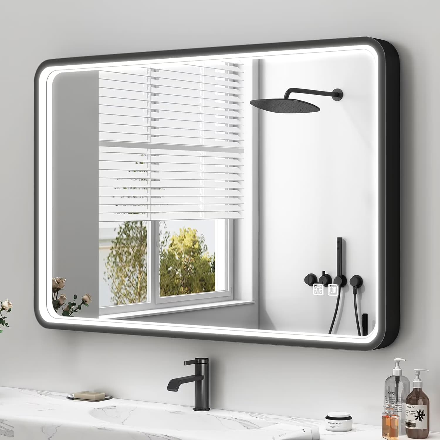Moderne Badgestaltung mit Spiegelschrank bad mit Beleuchtung